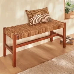 Banc tressé en fibre végétale avec structure en bois