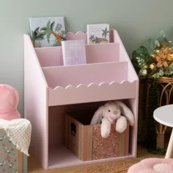 Bibliothèque enfant en bois rose avec étagères