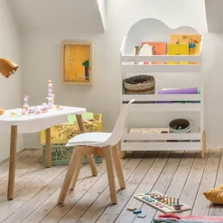 Bibliothèque enfant à étagères ouvertes forme organique