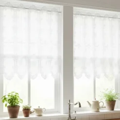Brise-bise ajouré avec macramé fleuri