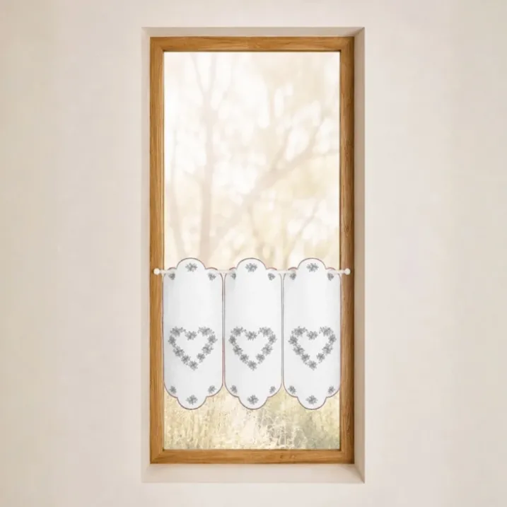 Brise-bise brodé à motifs cœurs