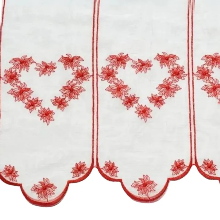 Brise-bise brodé à motifs cœurs