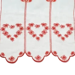 Brise-bise brodé à motifs cœurs