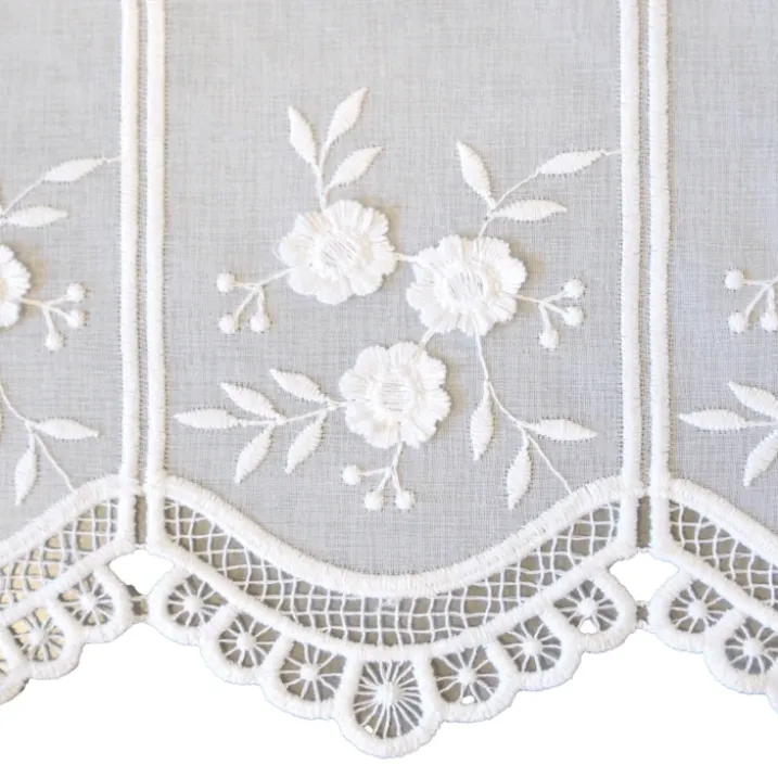 Brise-bise brodé à motifs floraux