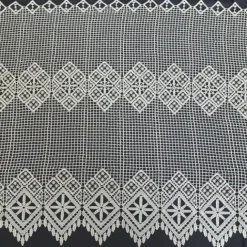 Brise bise en macramé au style graphique