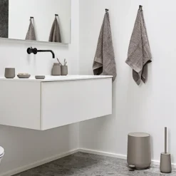 Brosse pour toilette en grès et acier