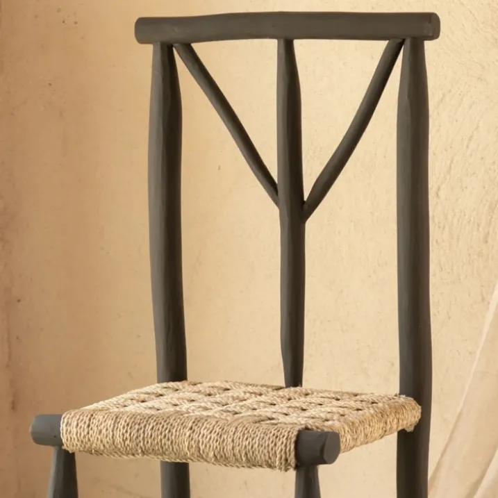 Chaise en bois noir et assise en paille