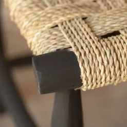 Chaise en bois noir et assise en paille
