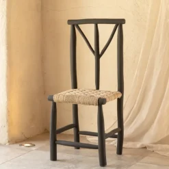 Chaise en bois noir et assise en paille