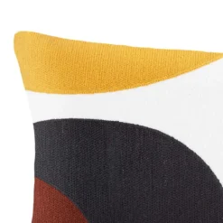 Coussin aux motifs géométriques