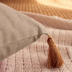 Coussin avec pompons en jute