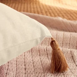 Coussin avec pompons en jute