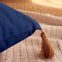 Coussin avec pompons en jute
