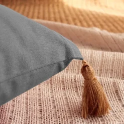 Coussin avec pompons en jute