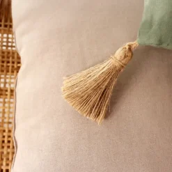 Coussin avec pompons en jute