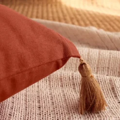 Coussin avec pompons en jute