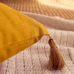 Coussin avec pompons en jute