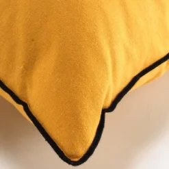 Coussin avec surjet en coton recyclé