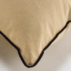 Coussin avec surjet en coton recyclé