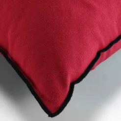 Coussin avec surjet en coton recyclé