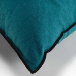 Coussin avec surjet en coton recyclé