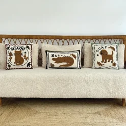 Coussin brodé motif chat décoratif