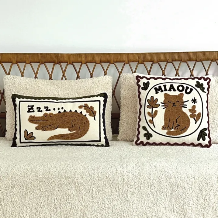 Coussin brodé motif chat décoratif