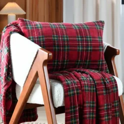 Coussin à carreaux écossais