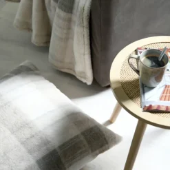 Coussin à carreaux écossais en imitation fourrure