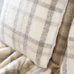 Coussin à carreaux effet mohair avec dos sherpa
