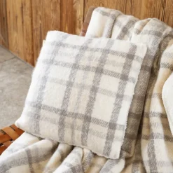 Coussin à carreaux effet mohair avec dos sherpa