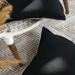 Coussin coton volant plat feston noir