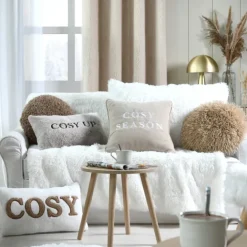 Coussin décoratif avec message brodé "Cosy Season"