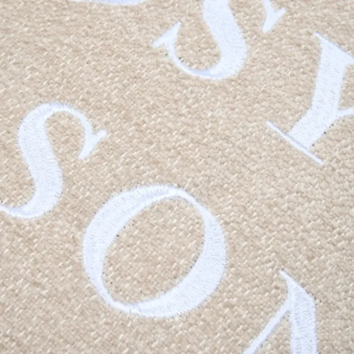 Coussin décoratif avec message brodé "Cosy Season"