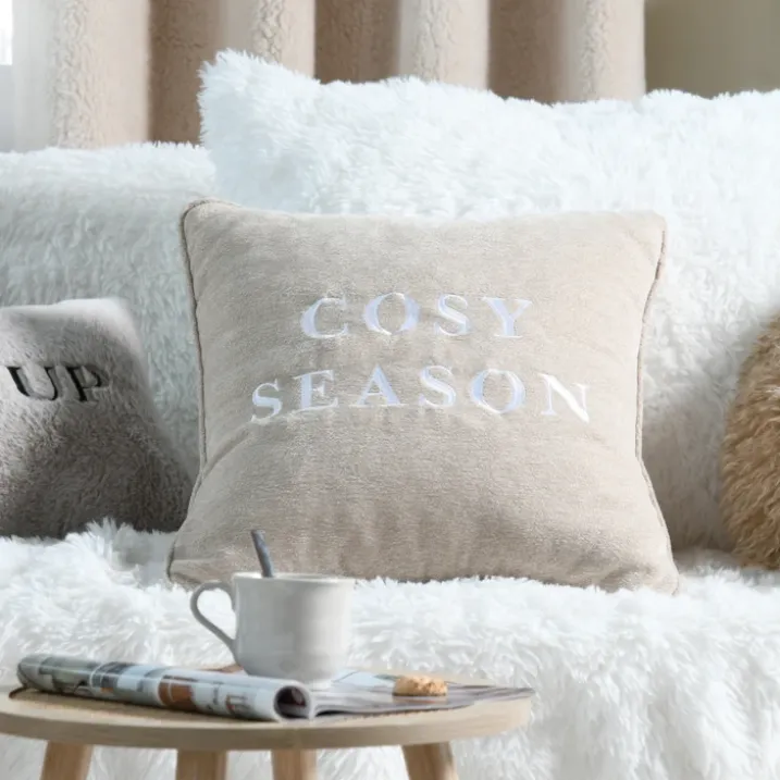 Coussin décoratif avec message brodé "Cosy Season"