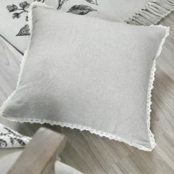 Coussin décoratif 100% coton finition dentelle