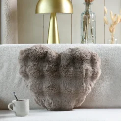 Coussin décoratif cœur imitation fourrure