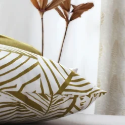 Coussin décoratif feuillage graphique en coton recyclé