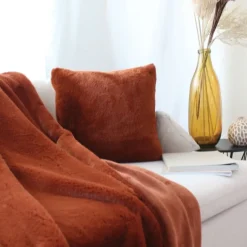 Coussin décoratif imitation fourrure toucher ultra doux