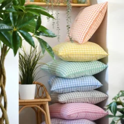 Coussin décoratif motif vichy en polycoton