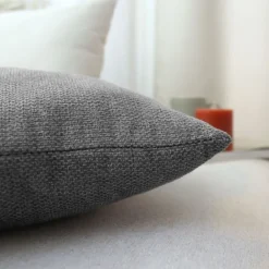 Coussin déhoussable en velours chenillé