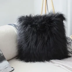 Coussin déhoussable uni imitation fourrure