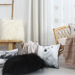 Coussin déhoussable uni imitation fourrure