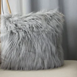 Coussin déhoussable uni imitation fourrure