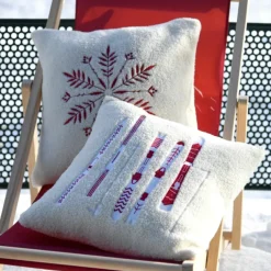 Coussin effet bouclette avec motif flocon
