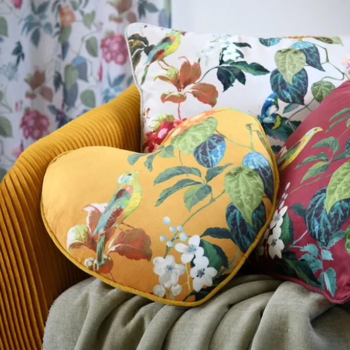Coussin en forme de cœur à motif végétal