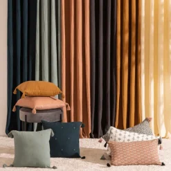 Coussin en gaze de coton brodé