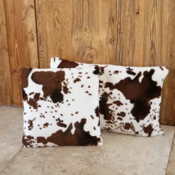 Coussin garni à motif peau de vache et dos en velours