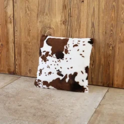 Coussin garni à motif peau de vache et dos en velours