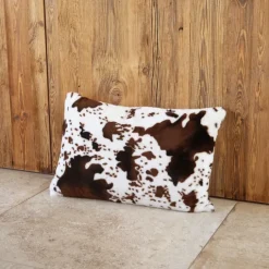 Coussin garni à motif peau de vache et dos en velours